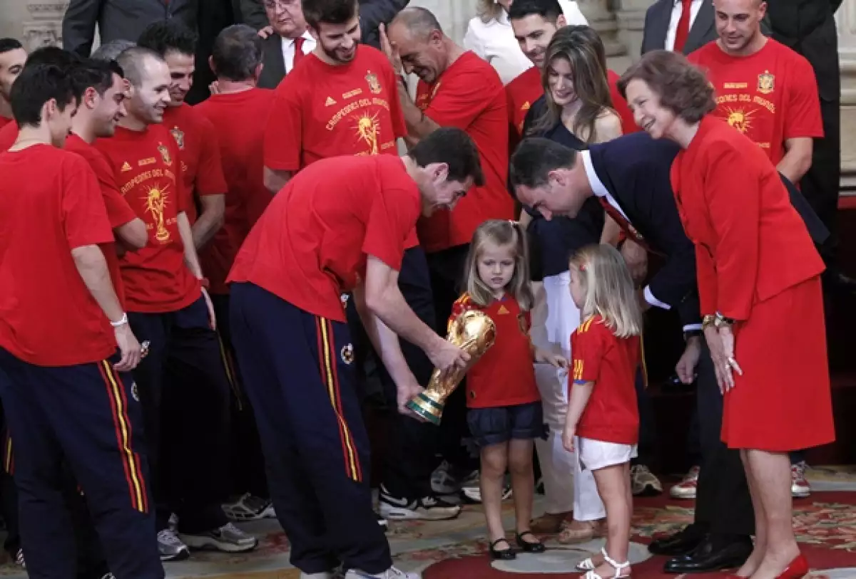 La selección española festejó con la Familia Real el triunfo en Sudáfrica, y el capitán del equipo no dudó en presentar la Copa del Mundo a las hijas de Felipe y Letizia.