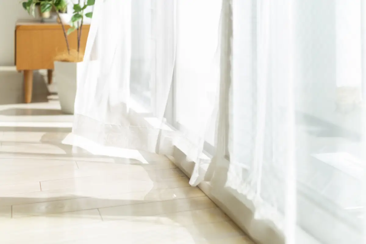 Curtain_swaying_in_the_wind
