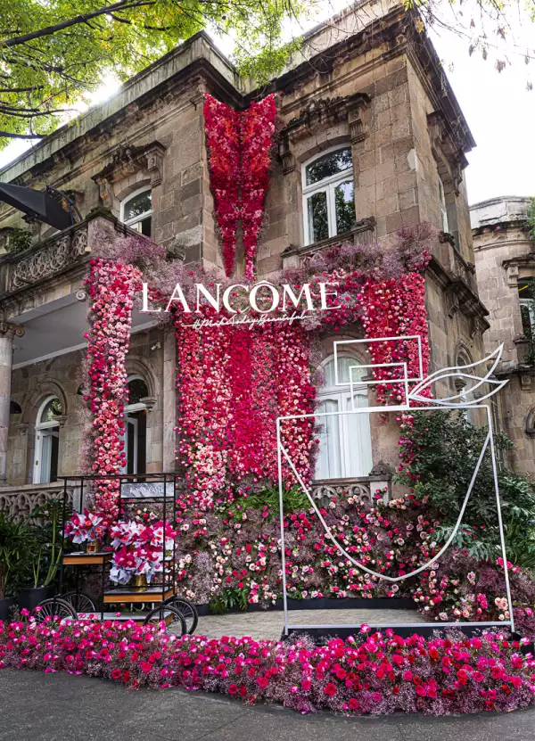 2-LANCOME-FLORES-CDMX-CIUDAD DE MEXICO-ROSA-ROSAS-FACHADA-EXPLOSION-FELICIDAD.jpg