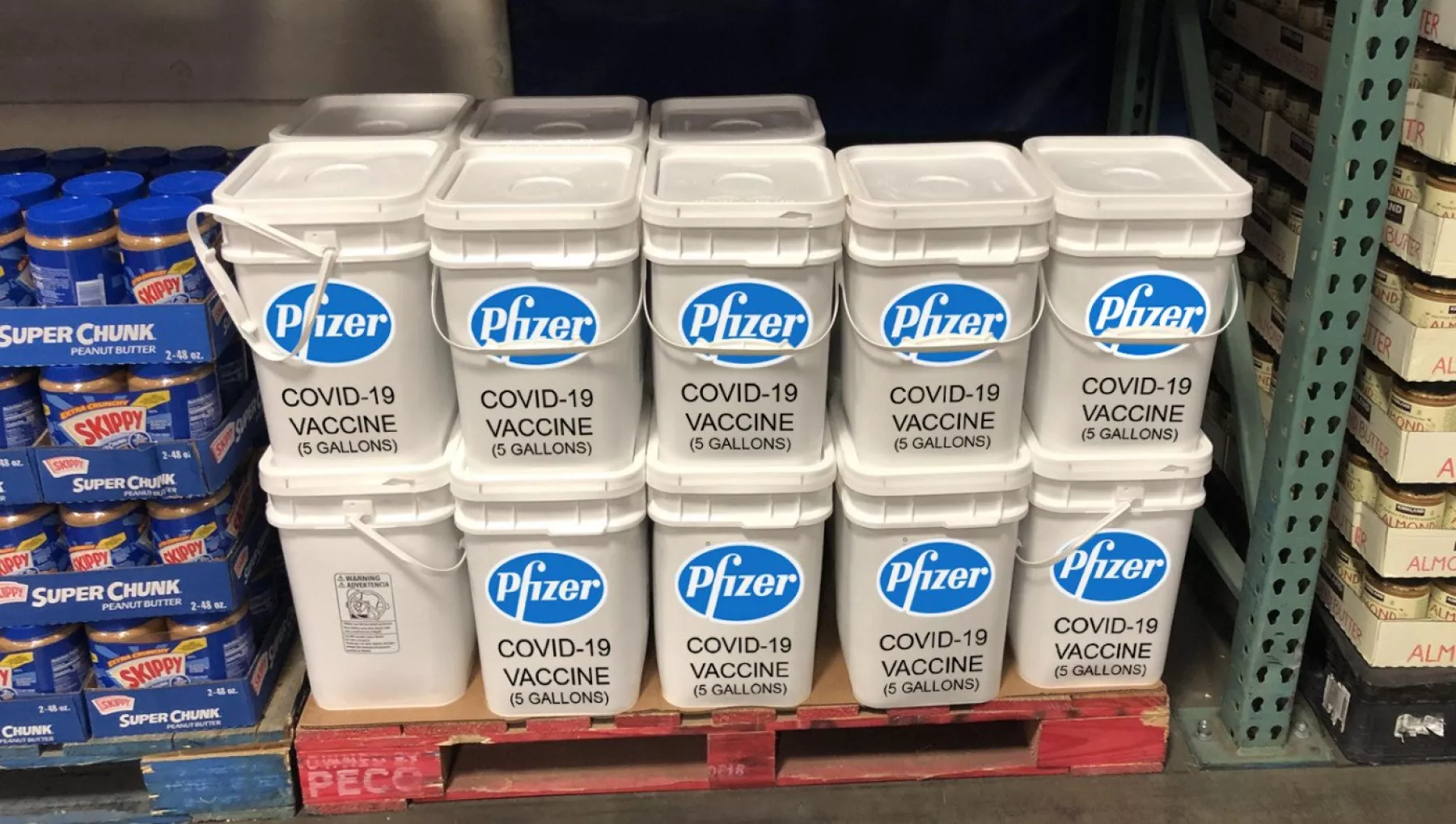 vacuna de pfizer, que supuestamente se vende por galón en Costco
