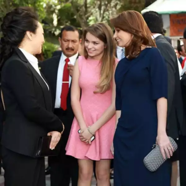 Sofía Castro también las acompañó, muy formal, a la visita.