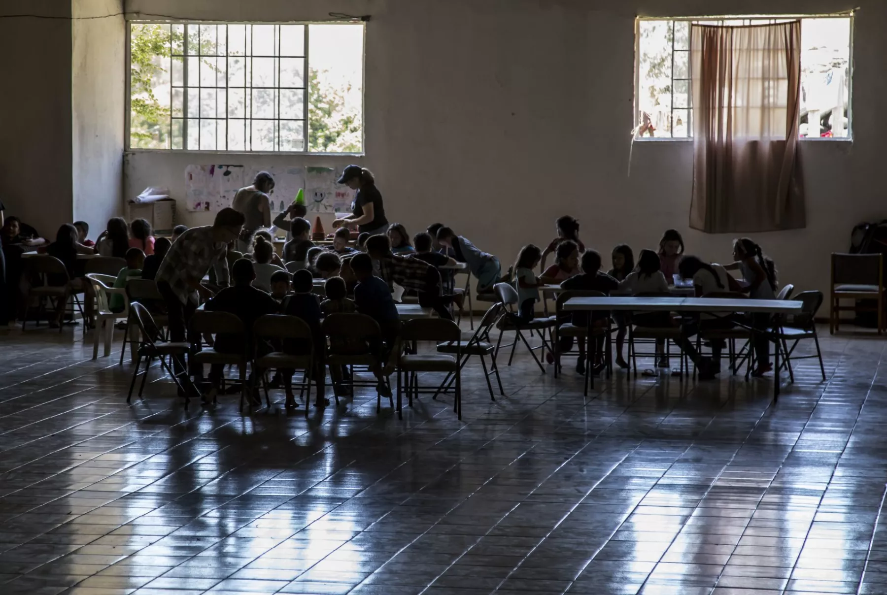 Miles de niños se quedan atrapados en México en su ruta rumbo a Estados Unidos.