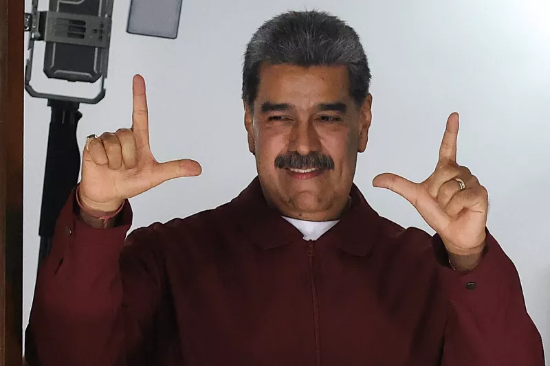 El presidente venezolano Nicolás Maduro hace gestos mientras habla después de que se publicaran los resultados después de las elecciones municipales en Caracas, Venezuela, en la madrugada del 28 de julio de 2025. El partido gobernante de Venezuela ganó la mayoría de los escaños de la alcaldía el domingo en las elecciones boicoteadas por la principal oposición, coincidiendo con el aniversario de la reelección del presidente Nicolás Maduro el año pasado. El gobernante Partido Socialista Unido de Venezuela (PSUV) ganó 285 de 335 alcaldías, según las propias proyecciones de Maduro, que celebró con partidarios el lunes temprano en el Bolívar S de Caracas