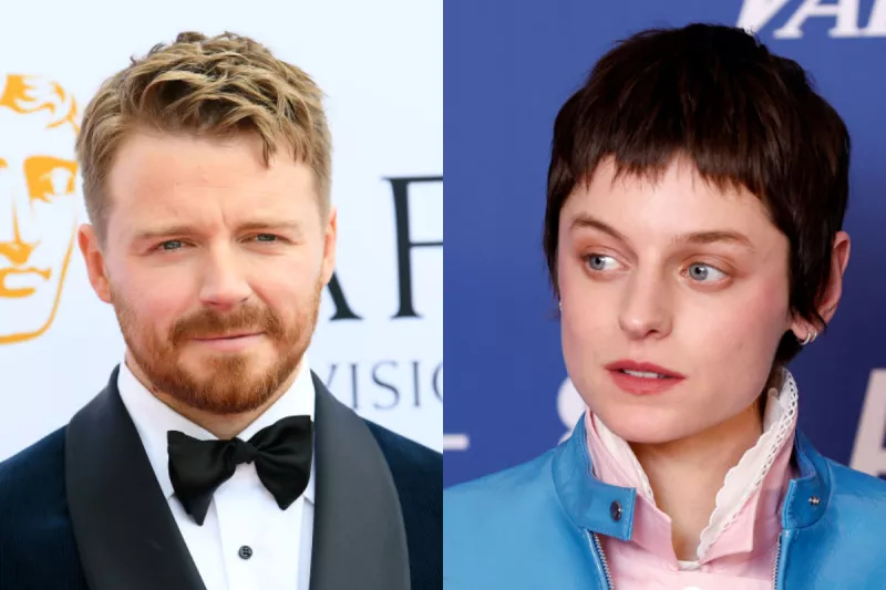 Foto collage de Jack Lowden (izq) y Emma Corrin (derecha).