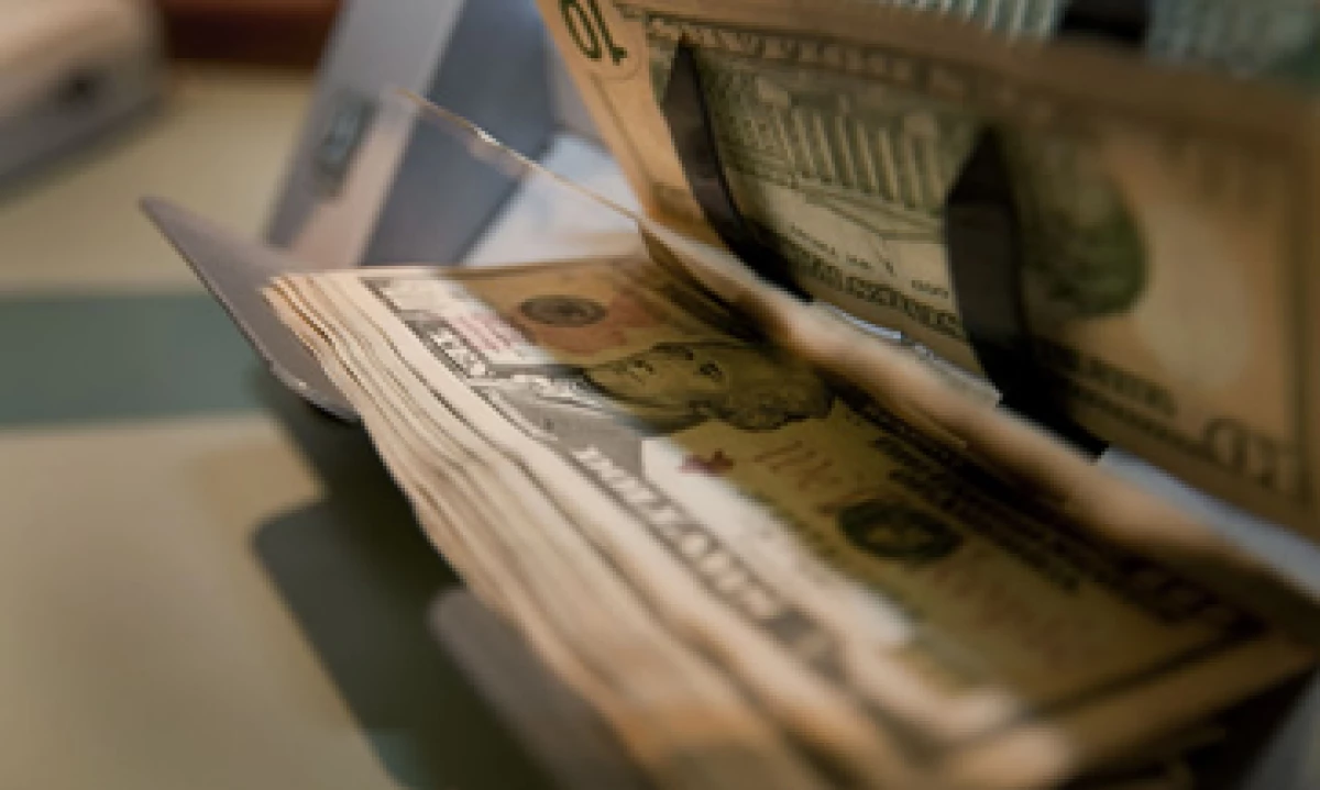 Banco Base estima que este lunes el tipo de cambio oscile entre 12.87 y 12.97 pesos por dólar. (Foto: Getty Images)