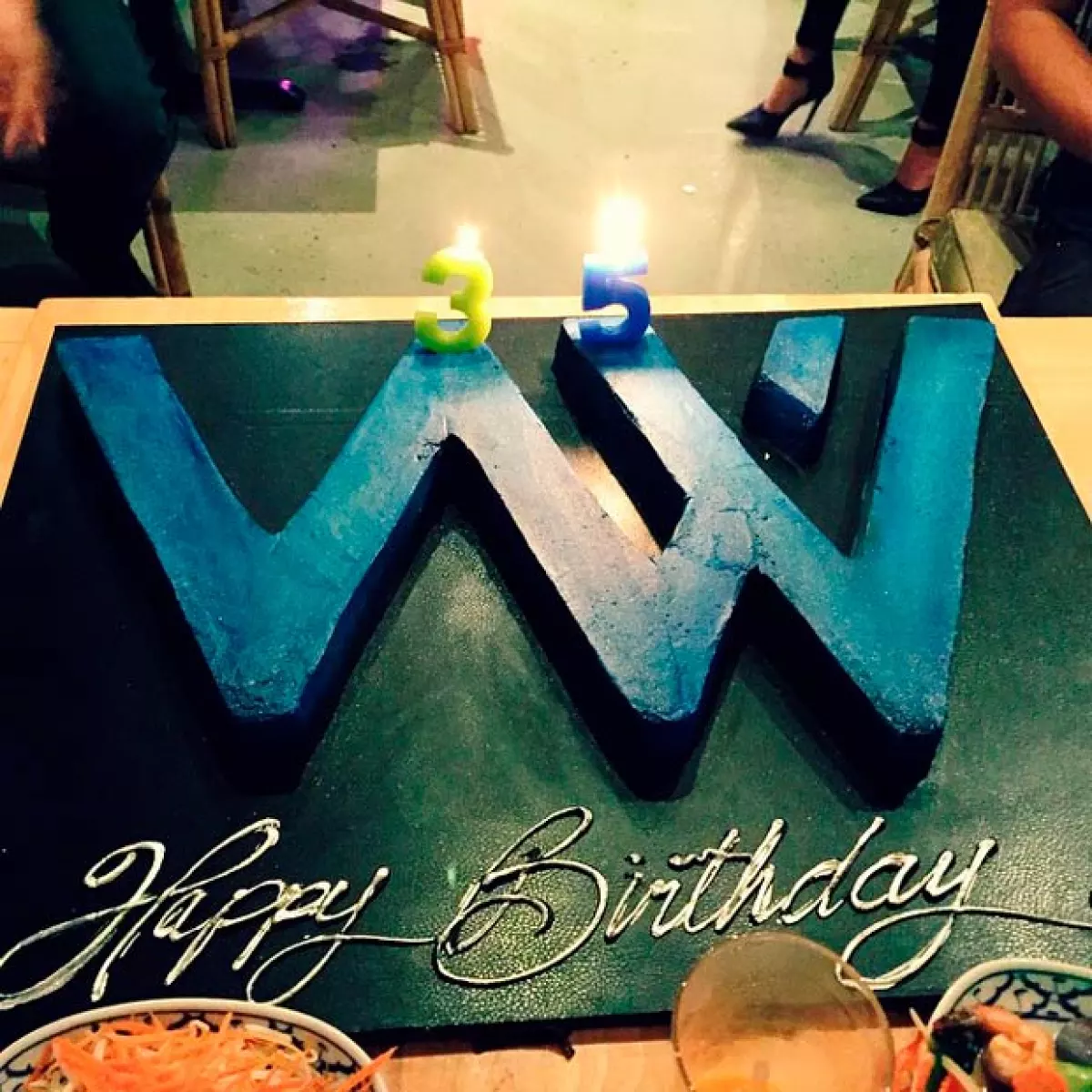 Un gran pastel con sus iniciales y los números 35 fue la conclusión perfecta para la fiesta sorpresa de Wilmer.