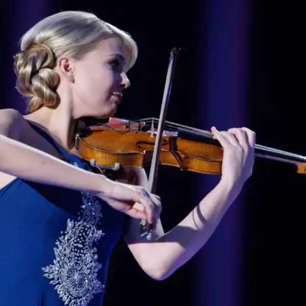 La artista finlandesa Elina Vahala encantó a los presentes con el sonido de su violín.
