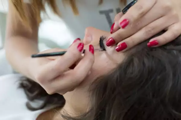 Daniela Cárdenas durante su sesión de maquillaje.