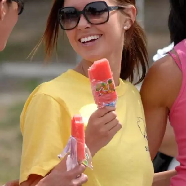 Audrina Patridge se refresca con una paleta helada tras correr un maratón benéfico en Los Ángeles.
