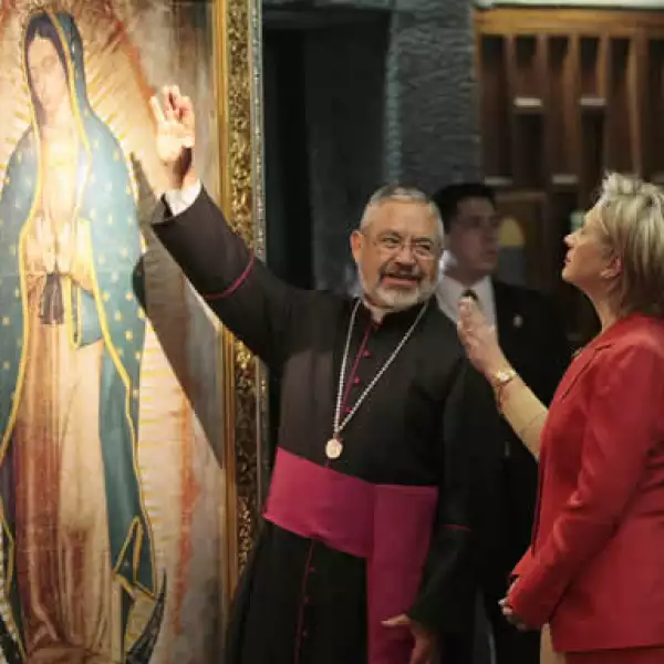 La secretaria de Estado acudió este jueves al templo, donde el rector Diego Monroy le explicó en qué consiste el milagro guadalupano.