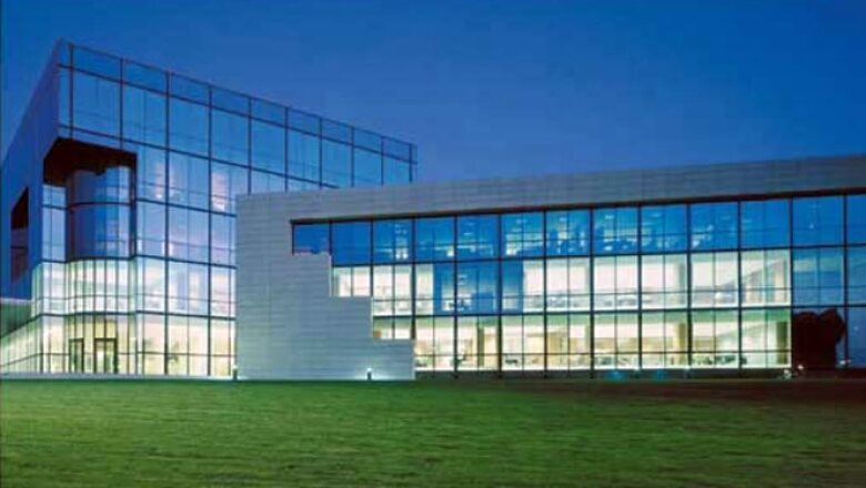 La vidriera mexicana también colaboró para crear la sede de la Fundación Amancio Ortega Zara en La Coruña. El complejo tiene un tipo de vidrio Isolar Solarlux Blue 17/29 Temprado.