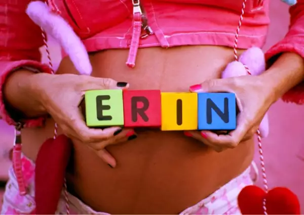 El actor mexicano compartió esta foto en Twitter para celebrar la llegada al mundo de su hija.