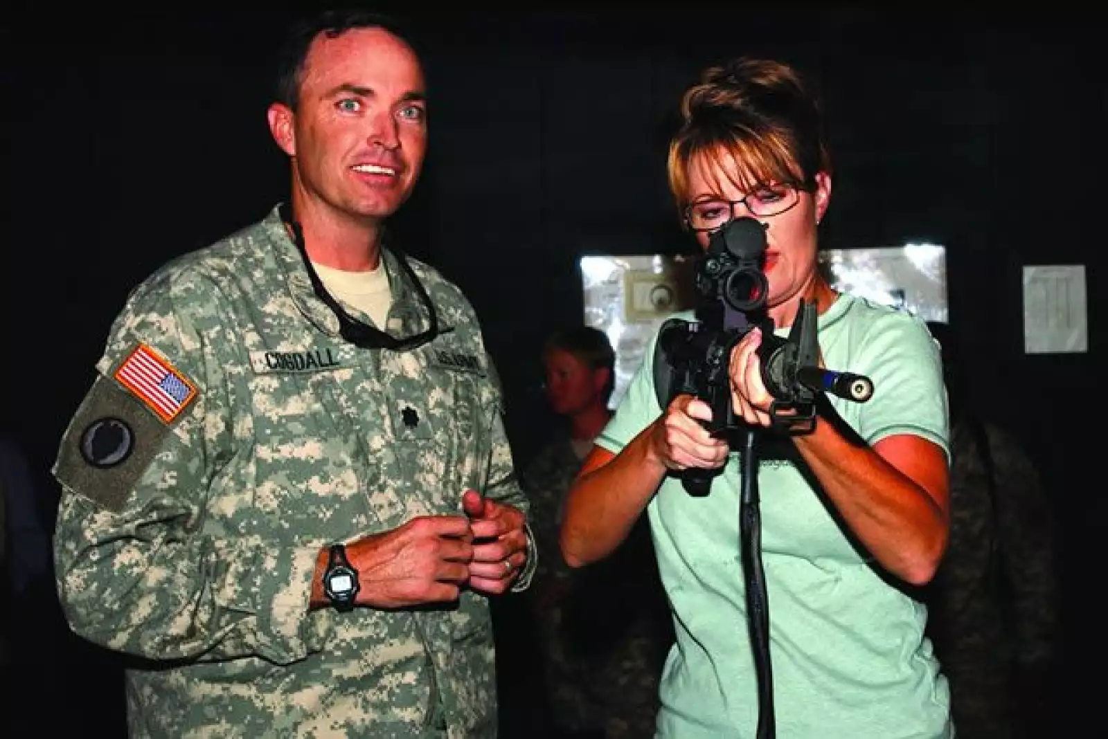 Es miembro de la Asociación Nacional del Rifle, una criticada organización de Estados Unidos.