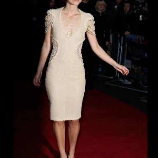 Keira Knightley presumió su figura con su sexy vestido.