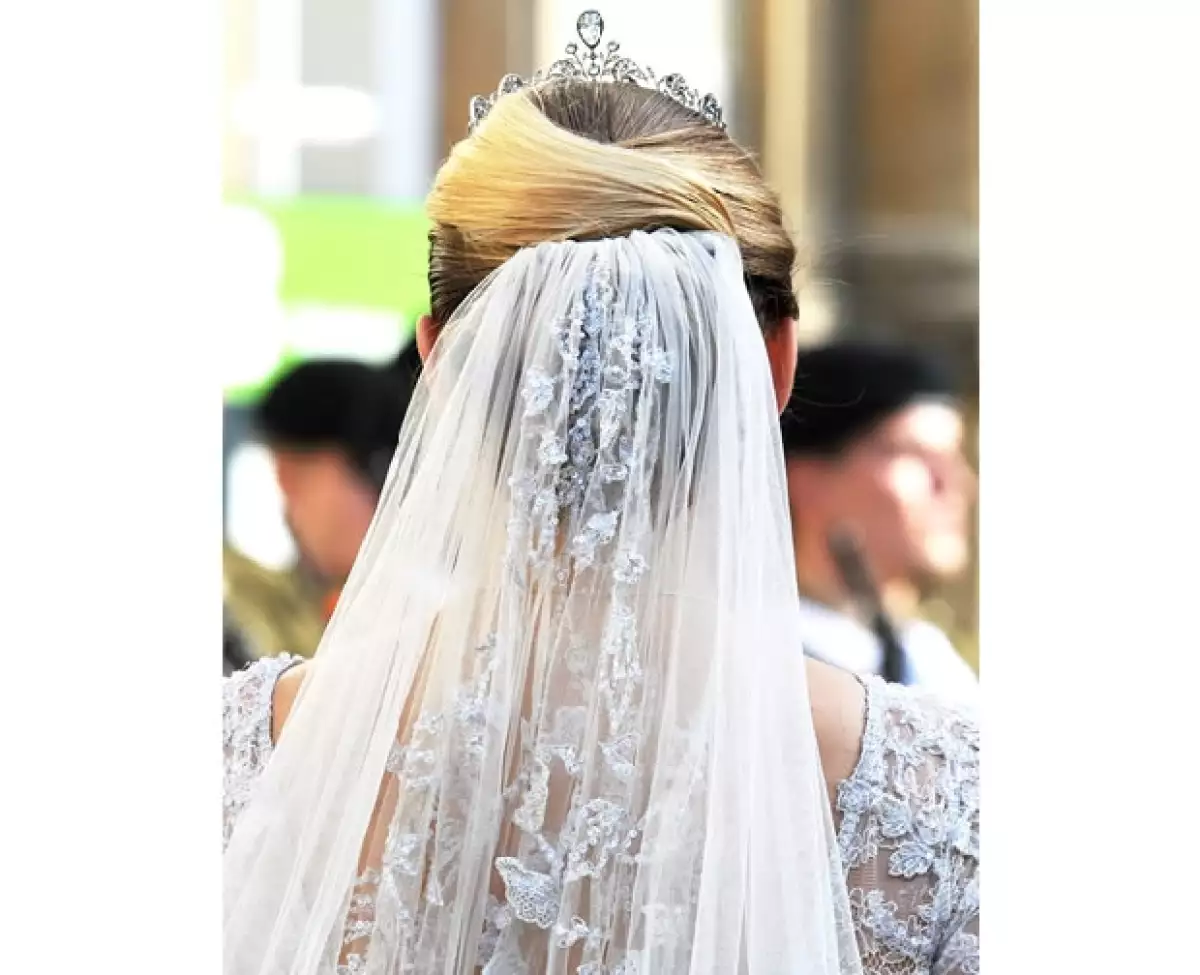 La novia, hoy Gran Duquesa Heredera de Luxemburgo, usó un vestido del reconocido diseñador Elie Saab color marfil en encaje y tul.