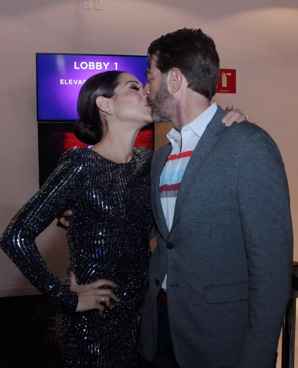 El beso de Bianca Marroquín y Joseph Schottlan