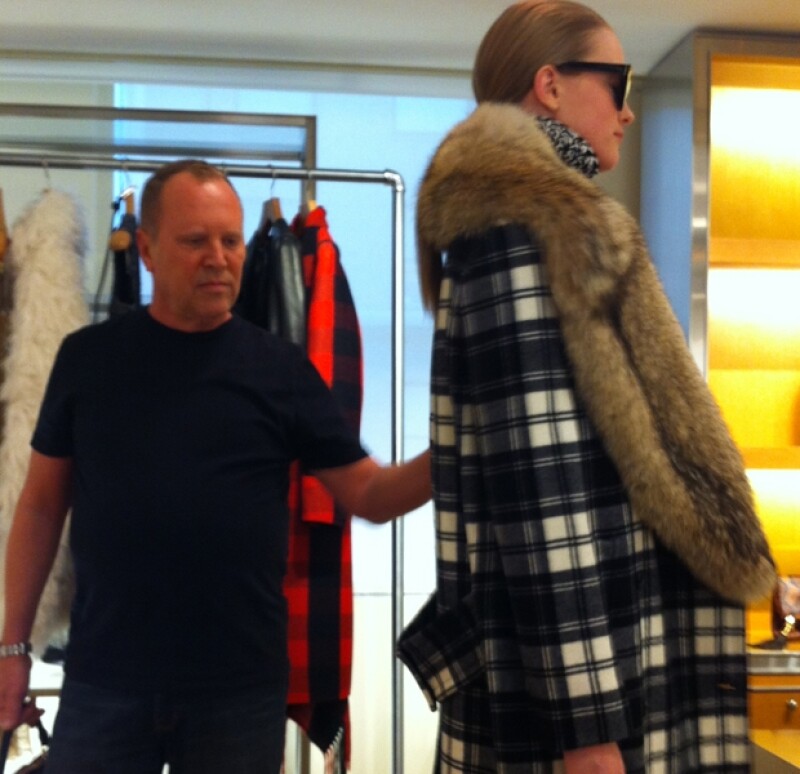 El diseñador Michael Kors mostrando su gama otoñal.