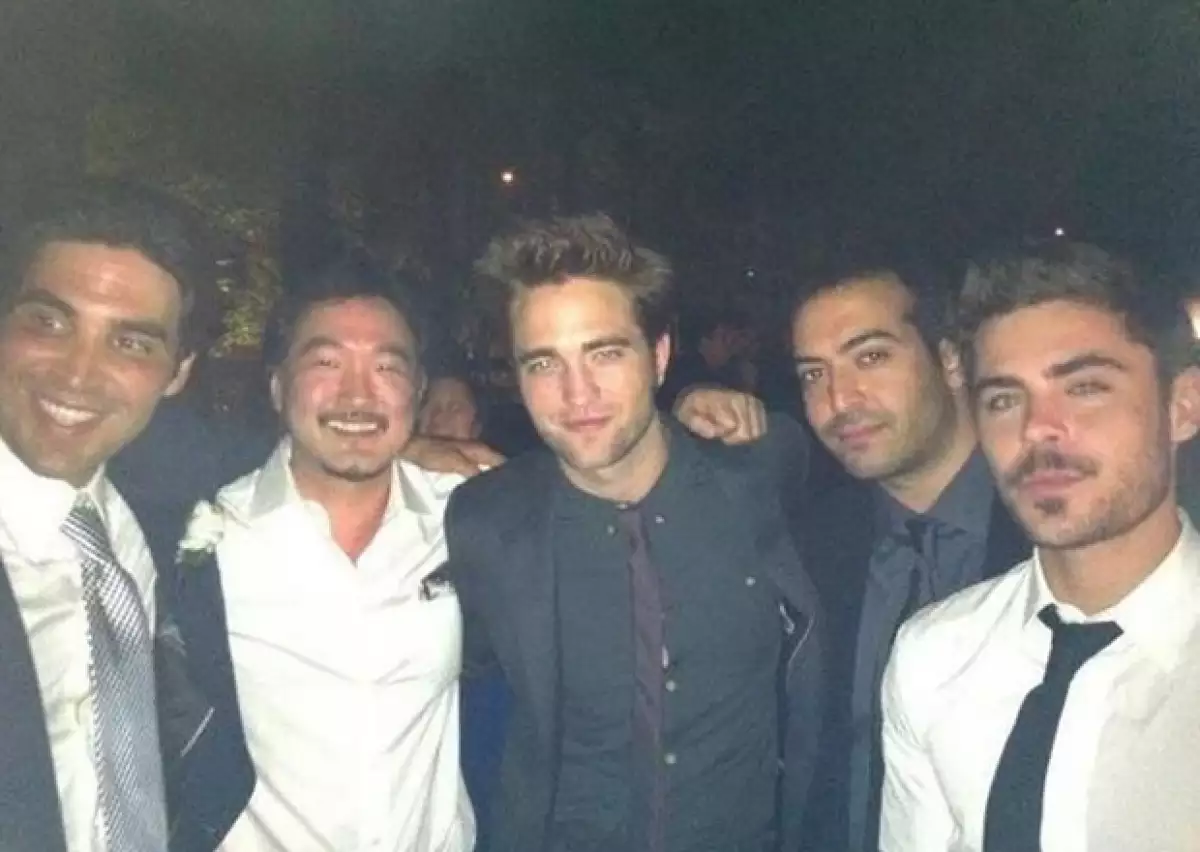 De acuerdo con un testigo,  el actor que cumplió ayer 26 años celebró su cumpleaños en Hollywood acompañado sólo de sus mejores amigos; entre ellos, Pattinson y Joe Jonas.