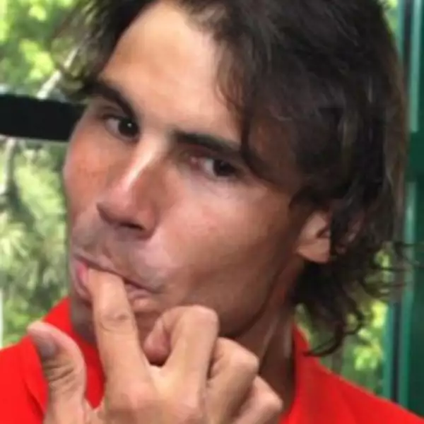 Rafa Nadal disfruta su pastel de cumpleaños.
