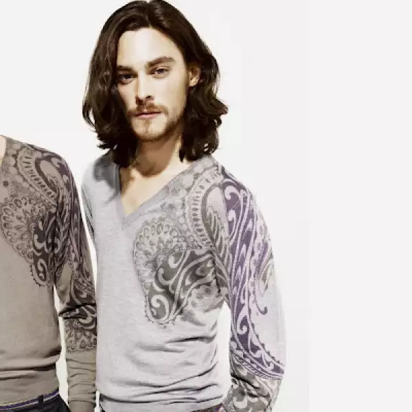 Dos suéteres clásicos, con cuello en V, pero con estampado que los hace resaltar por su acabado y diseño.