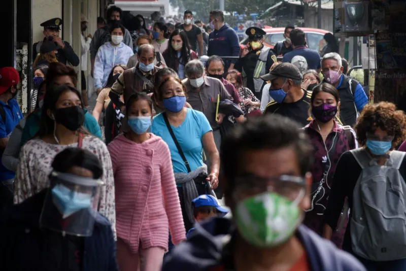 Pese a los filtros y cierres de calles para disminuir la afluencia de personas que ingresan al centro histórico, en la zona se registran grandes aglomeraciones de personas que principalmente acceden a realizar compras.