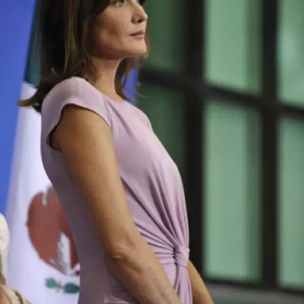 En su visita al Liceo Franco-Mexicano, Carla Bruni denotaba aburrimiento.