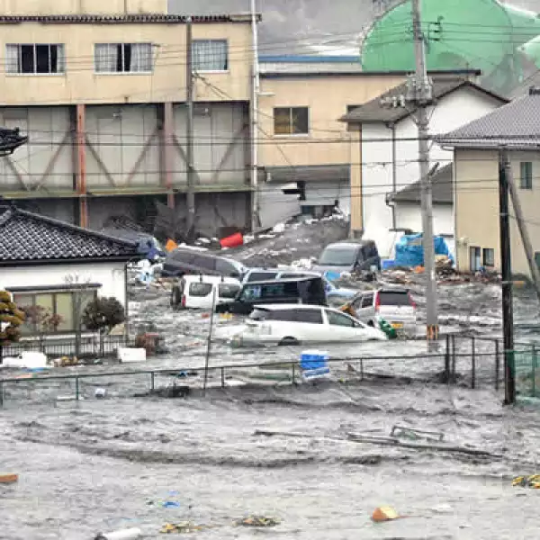Calles inundadas después del tsunami en la ciudad de Kesennuma, en la región de Miyagi.