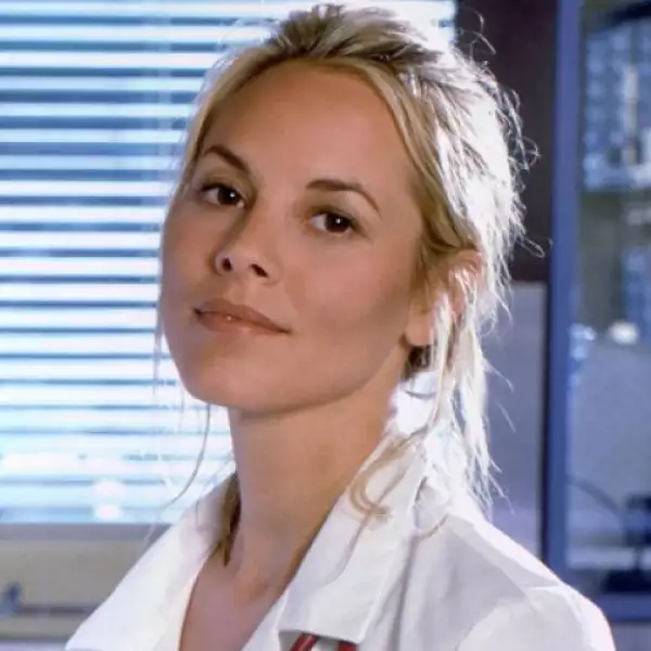 En 1997 entró a la serie la actriz Maria Bello para personificar a la Dra. Anna Del Amico. Su participación fue de 25 episodios y salió en 1998.