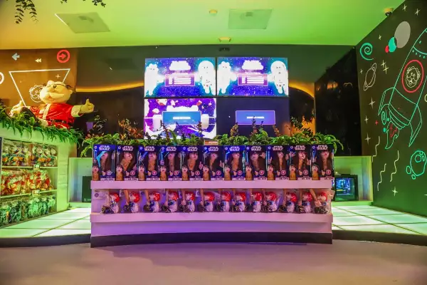 Al interior de Similandia está una mesa llena de peluches de Dr. Simi edición especial Dr. Simi Jedi Fan.