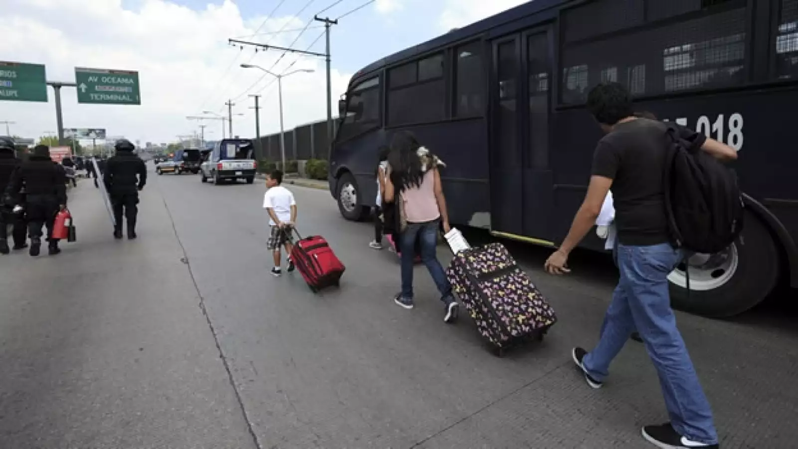 bloqueo maestros aeropuerto 13