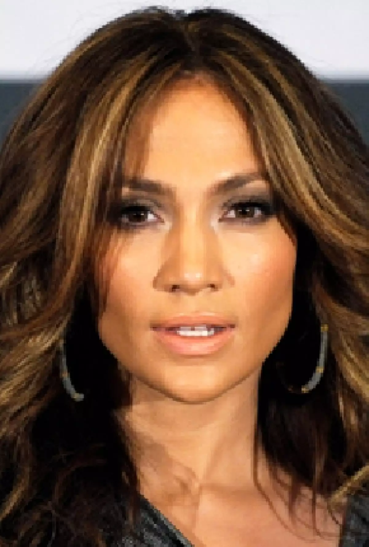 La cantante estrenó la producción musical de `On the floor´ en donde, a pesar de tener 41 años y ser madre de gemelos, JLo luce guapísima y con el mismo carisma de siempre.