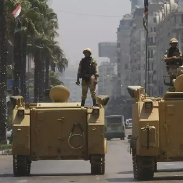 soldados vigilan las calles de egipto