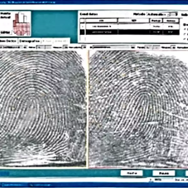 Y como tercer prueba se utilizó el material dactiloscópico-forense, es decir, que se tomaron huellas de las dos manos de los dos diez dedos del detenido y se compararon con las huellas que se tenían de su primer ingreso al penal.
