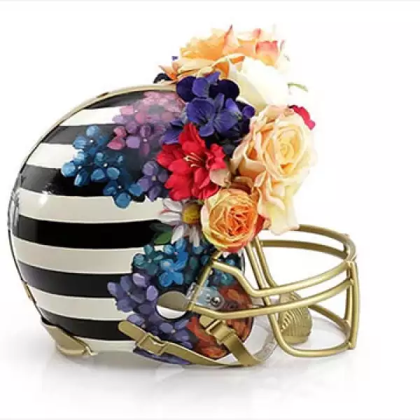 Nicole Miller creó este casco con motivos florales pintados a mano que representan su romántico estilo.