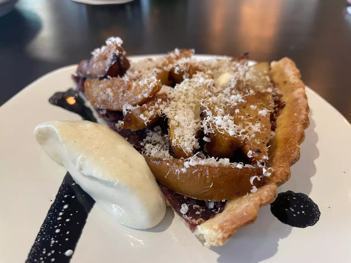 foto de una rebanada de tarta de fruta de temporada, con manzana y pera y un poco de mermelada de higo.