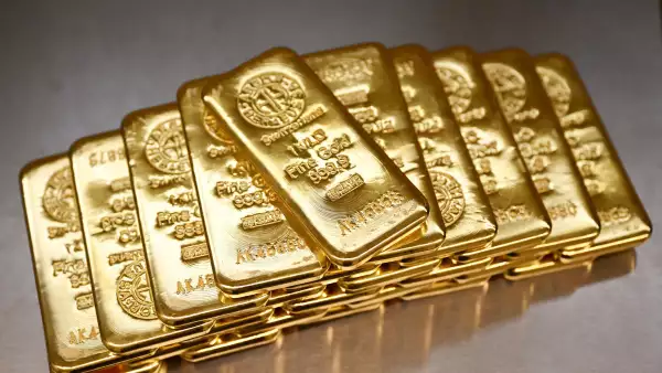 Oro se acerca a los 3,000 dólares la onza por a nuevas amenazas de
