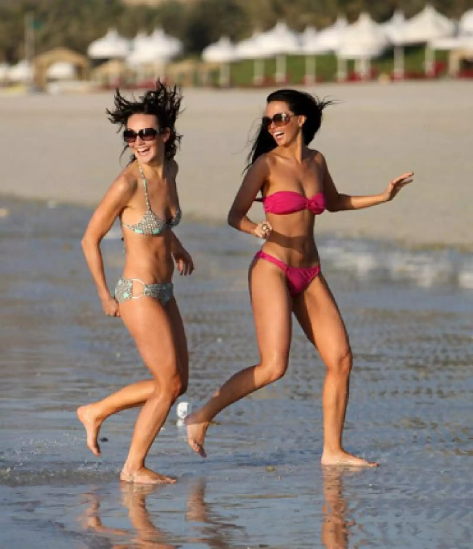 Un poco de playa y sol fue lo que Jenny Metcalfe y Claire Cooper buscaron para divertirse y jugar, así que se fueron a relajar a las playas de Dubai.