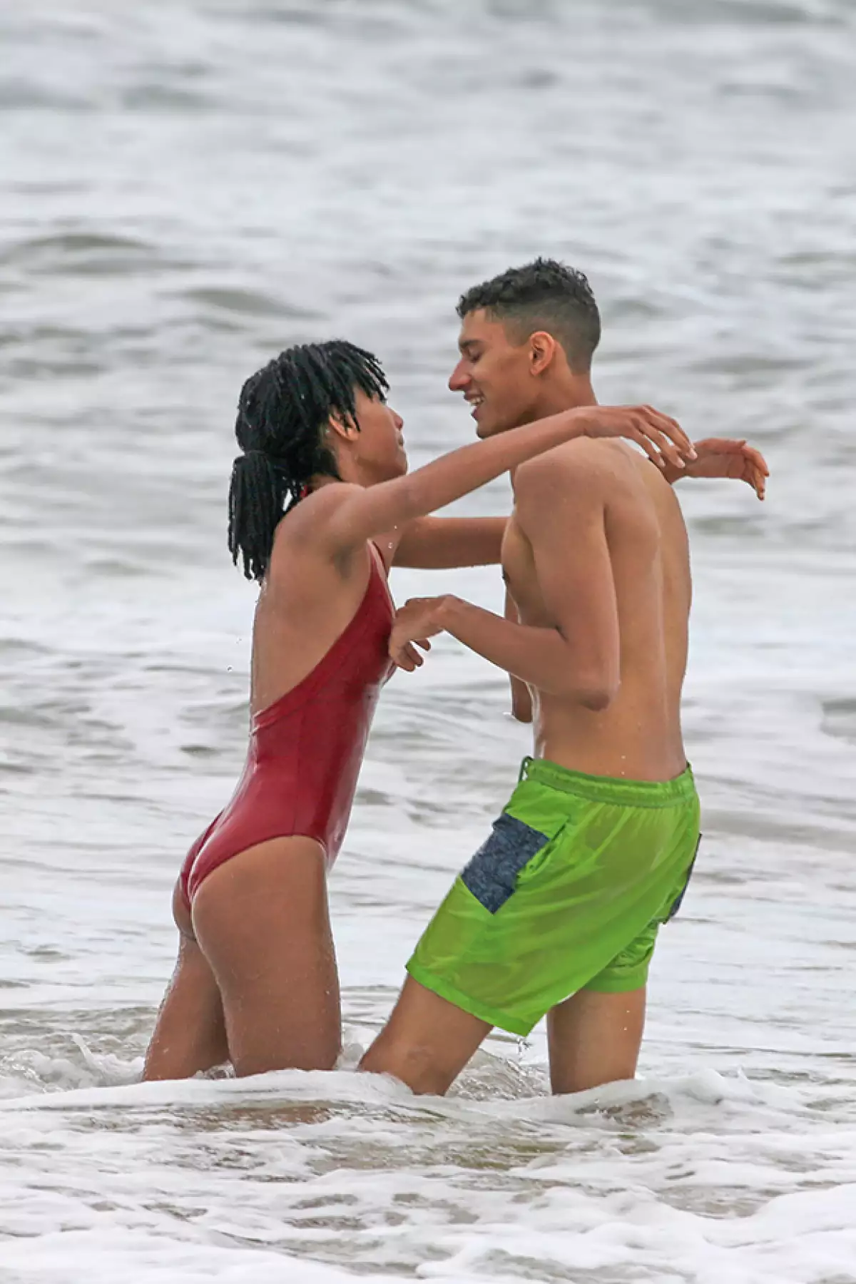 La joven pareja fue vista cariñosa durante su tarde en la playa.