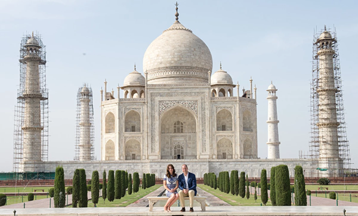 Para finalizar su tour por la India y Bután, los duques de Cambridge se tomaron la foto del recuerdo en el Taj Mahal, como lo hiciera Diana de Gales hace 24 años.