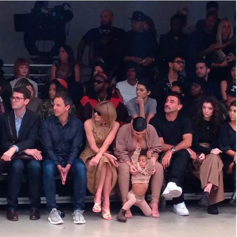 La pequeña de dos años de edad hizo una rabieta durante la presentación de la segunda colección de su papá en el marco de Ney York Fashion Week, tal como ocurrió hace unos meses.
