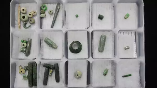 En la ofrenda se encontraron cuentas y orejeras de hade y piedra verde.
