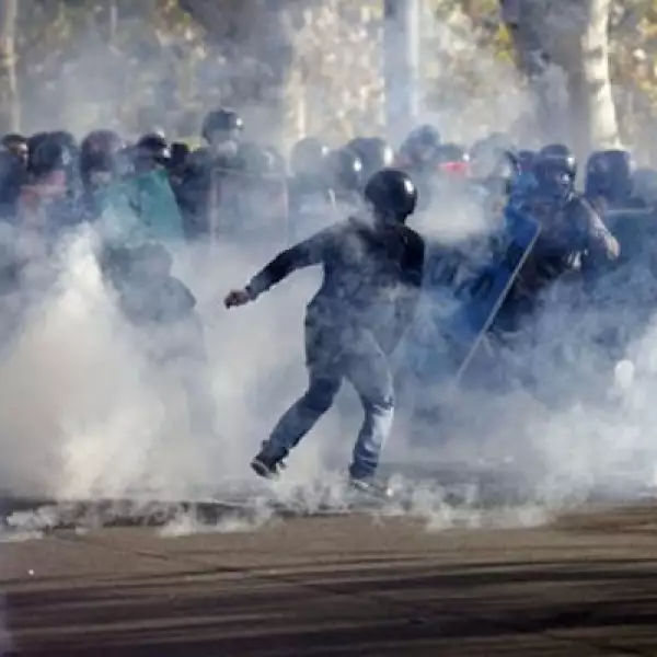 En Roma, los estudiantes, quienes se manifiestan contra los recortes en el sector de la educación, se enfrentaron a la policía.