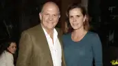 Javier y Ana Paula Sordo se divierten en jugada de dominó altruista 