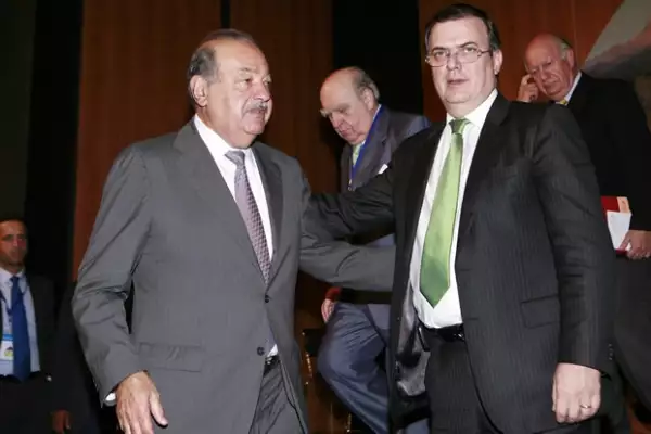 Ebrar asistÃa a eventos tanto con polÃticos como empresaros, aquà con el Ingeniero Carlos Slim.