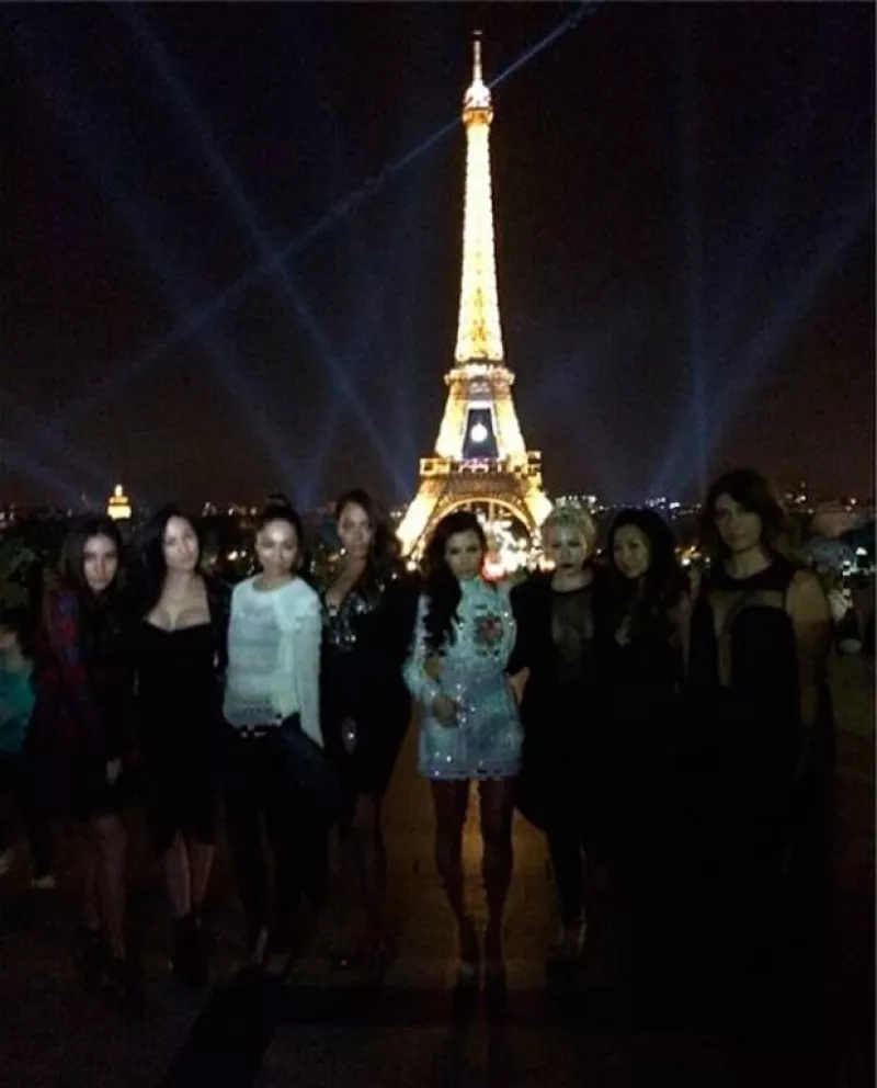 La futura señora de West y sus mejores amigas disfrutaron de una cena en el exclusivo Hotel Costes para después divertirse en una fiesta privada en la Torre Eiffel.