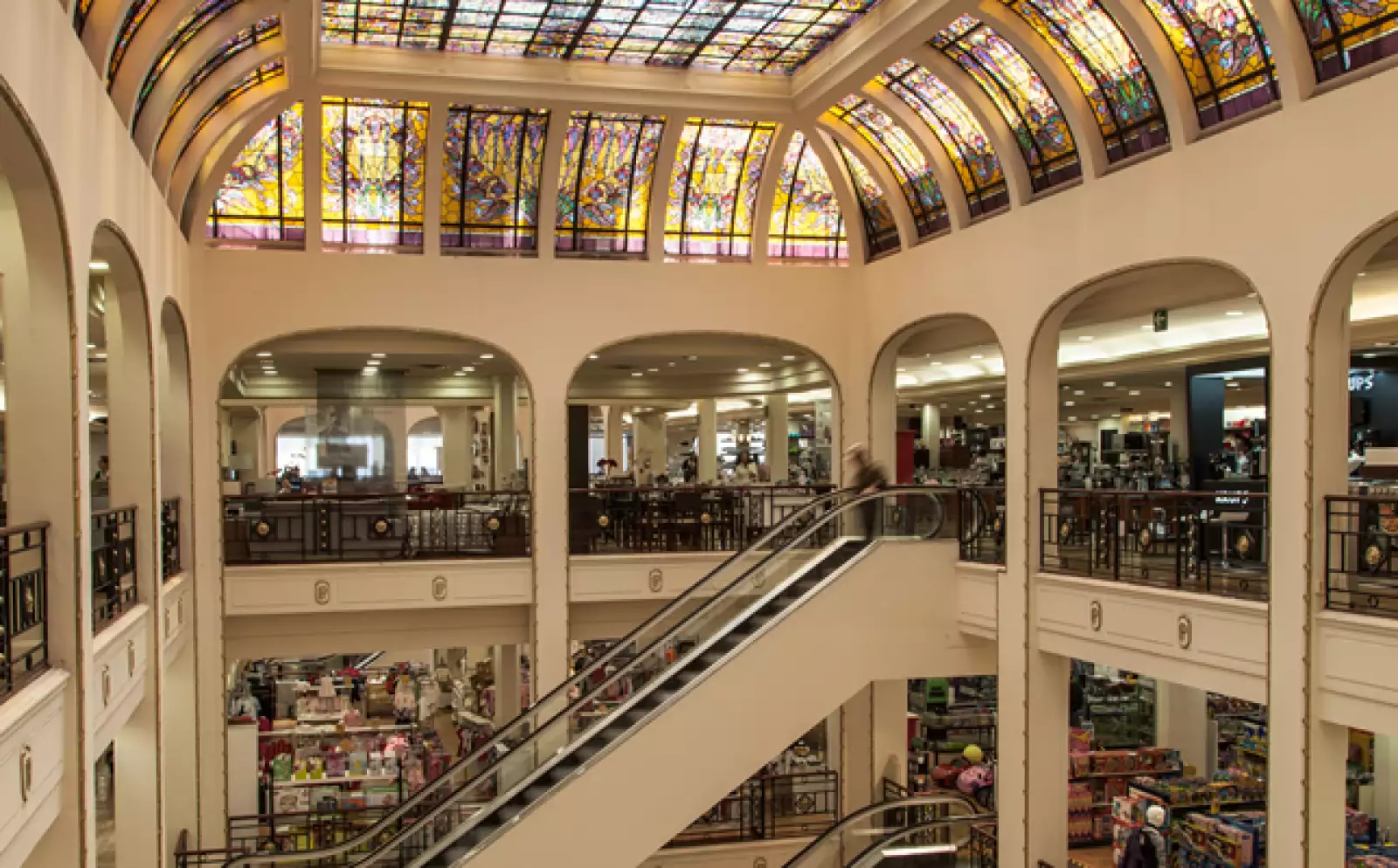 La cadena de almacenes comenzó con un estilo inspirado en las grandes tiendas de París, Nueva York, Londres y Chicago. El nombre de ‘Palacio de Hierro’ surge del asombro de la sociedad mexicana por los materiales con los que estaba hecho el edificio.