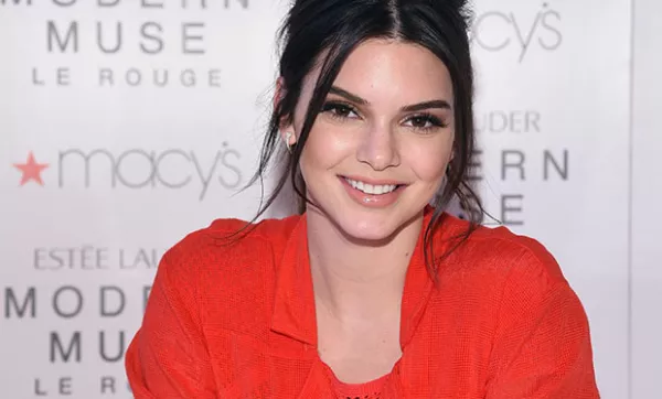 La modelo tuvo que esconderse en el baño de su casa para poder besar al niño que le gustaba sin que la viera su hermana Kylie.