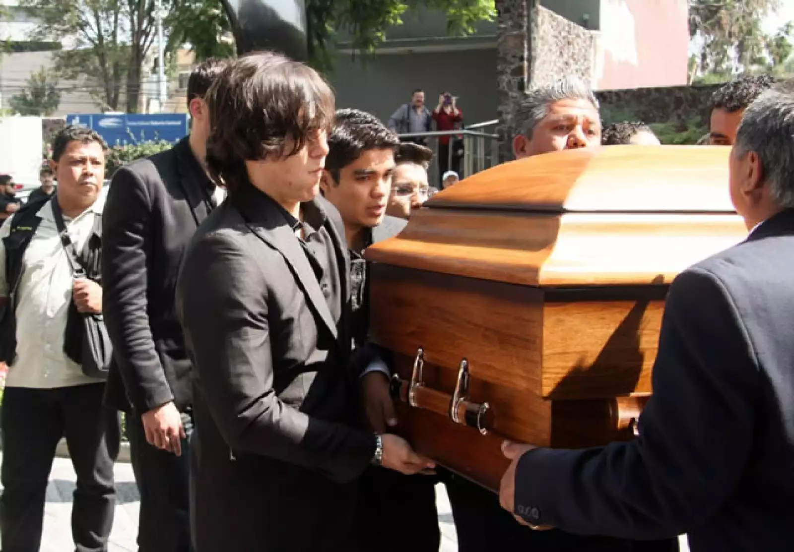 Julián Figueroa, hijo de Joan Sebastian y Maribel Guardia, fue uno de los encargados en cargar el féretro afuera del Centro Cultural Roberto Cantoral.