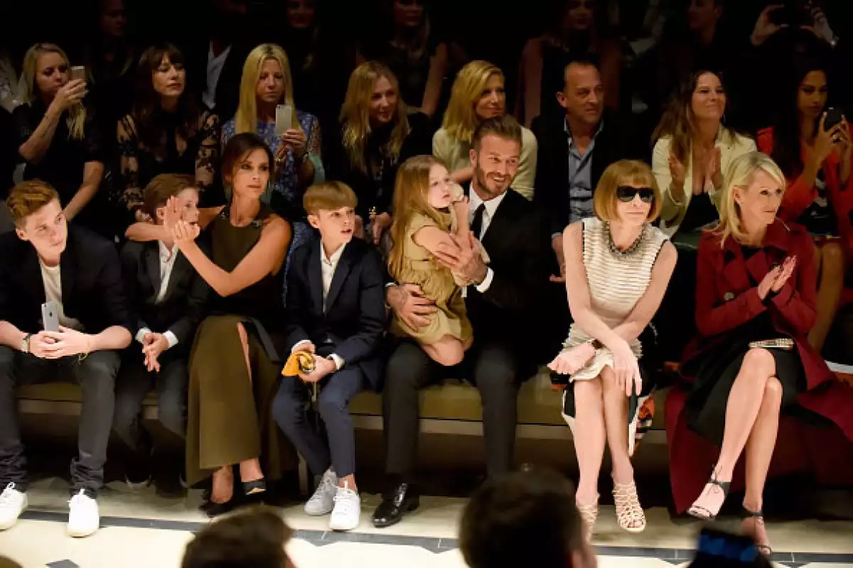 Victoria Beckham en front row de Burberry con su esposo y sus cuatro hijos.