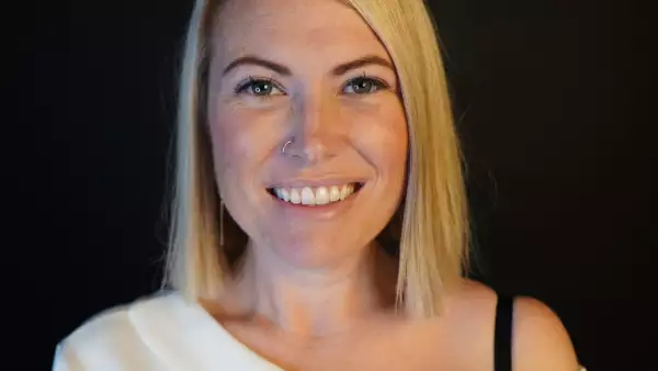 musk-despide-esther-crowford